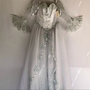 White Quinseañera / Prom dress.